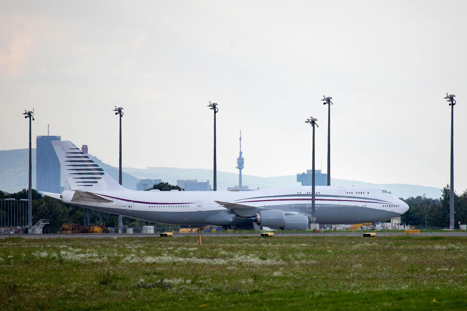 Eine speziell ausgestattete Boeing 747, fotografiert am Flughafen Wien-Schwechat, vor einem Verkaufsversuch 2021. Sie gehörte dem Emirat Katar.