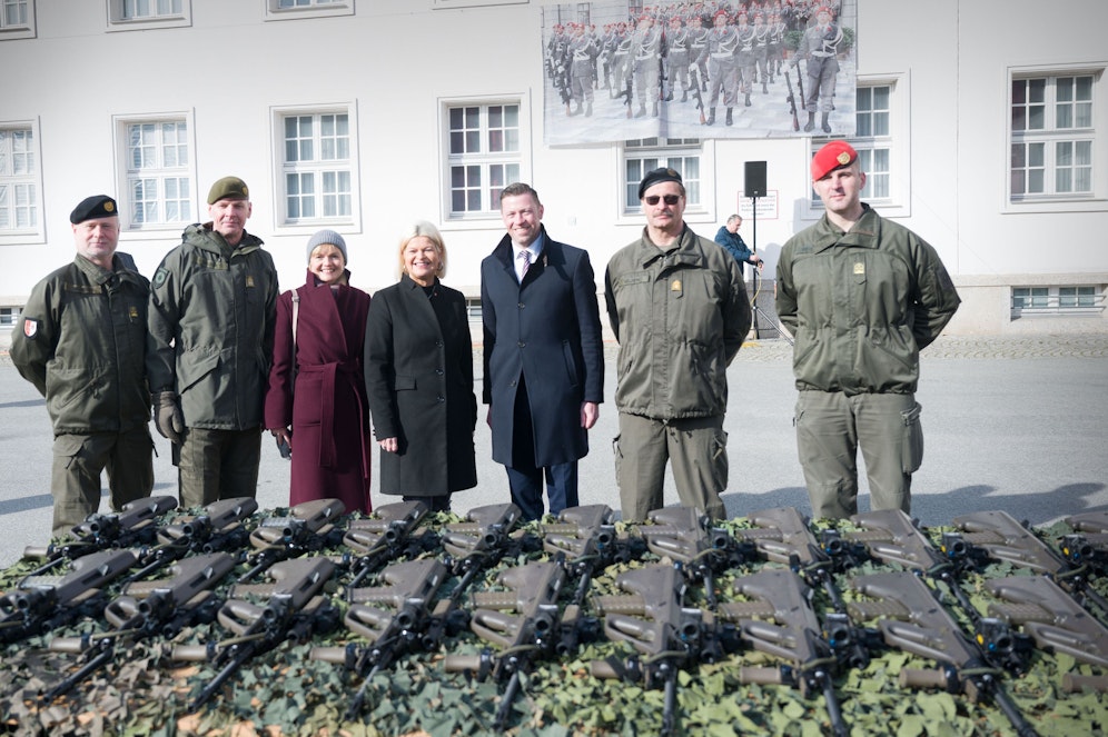 Verteidigungsministerin Klaudia Tanner (ÖVP) übergab am Donnerstag neue Sturmgewehre ans österreichische Bundesheer. 