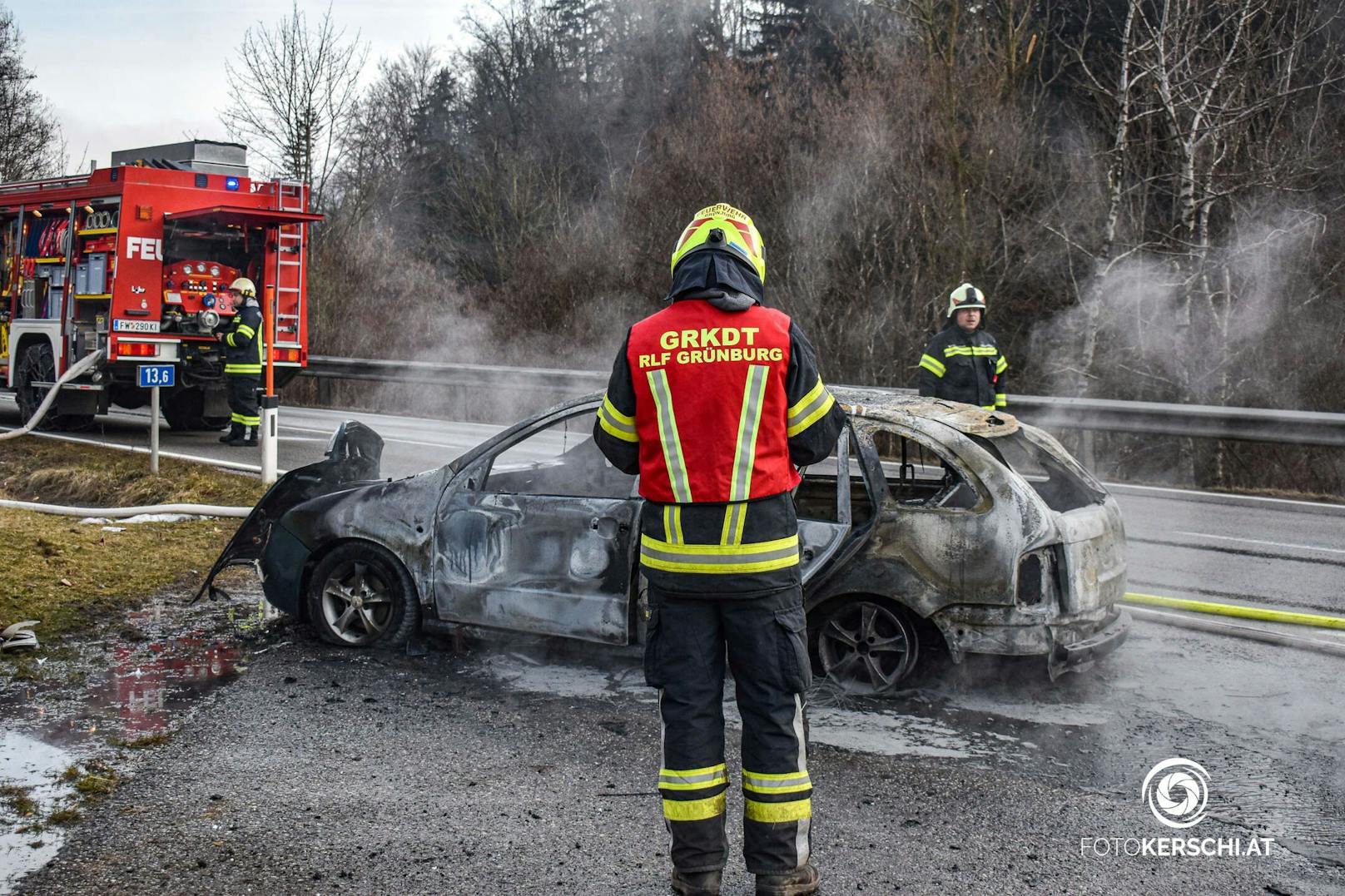 Eine Autofahrerin bemerkte während der Fahrt Feuer, das Auto brannte schließlich komplett aus.