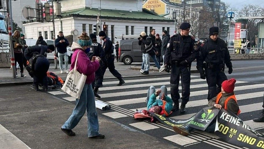 Zu brutal? Klima-Kleber schießen gegen Wiener Polizei