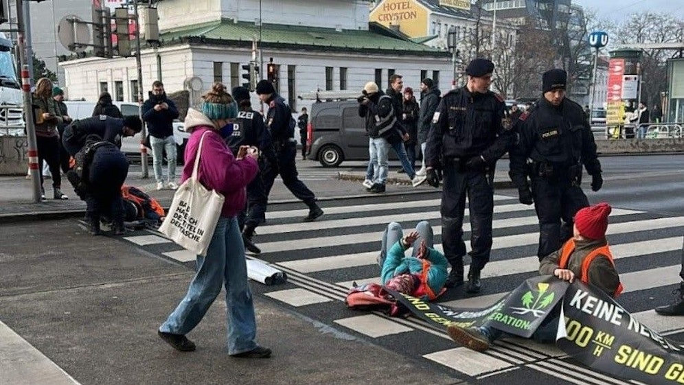 Bei Blockaden der Letzten Generation rasteten Autofahrer aus, doch auch die Polizei wird laut Klima-Kleberin Anja Windl brutaler. (Symbolfoto)