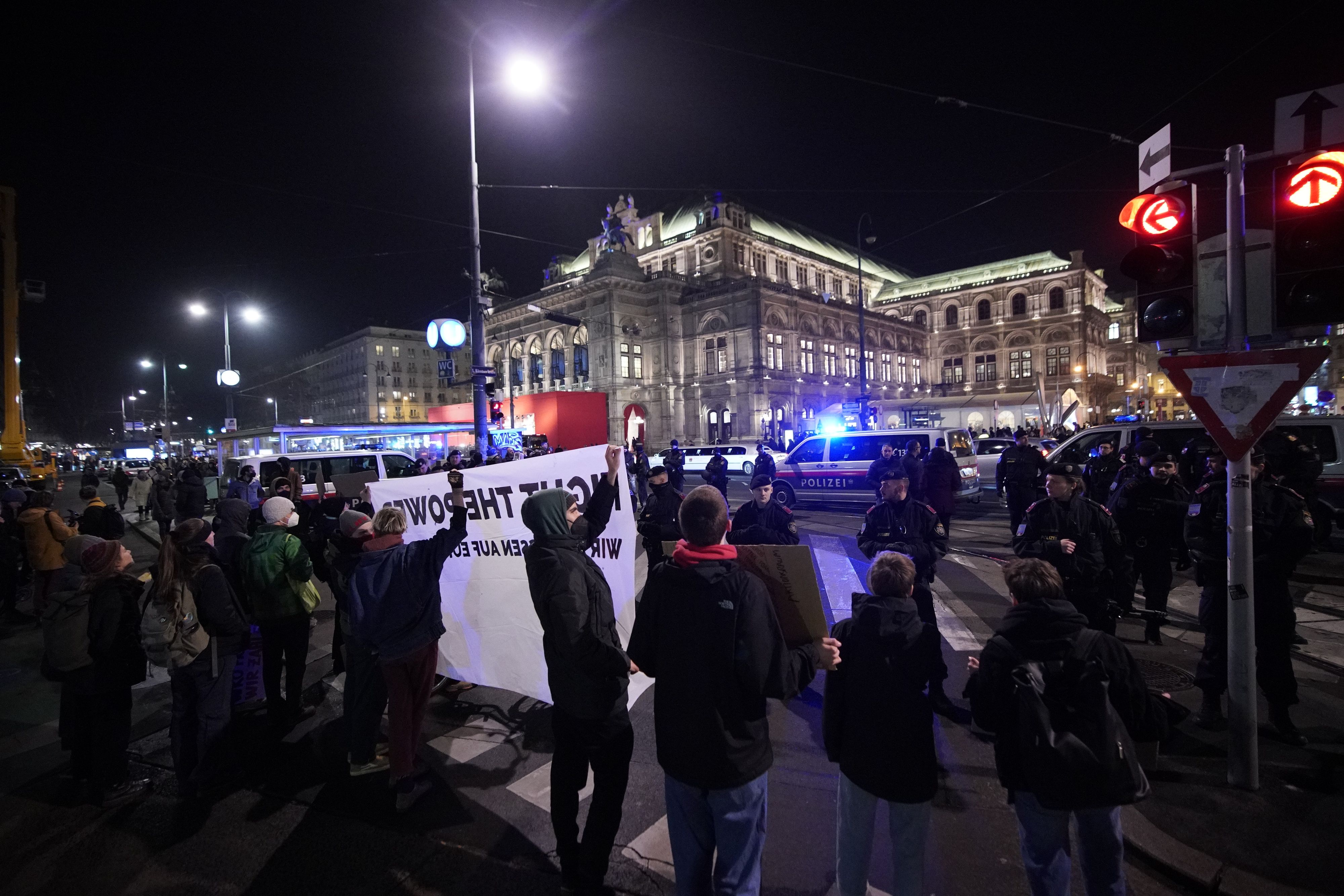 Hunderte Leute demonstrieren im Vorjahr vor der Wiener Staatsoper.&nbsp;