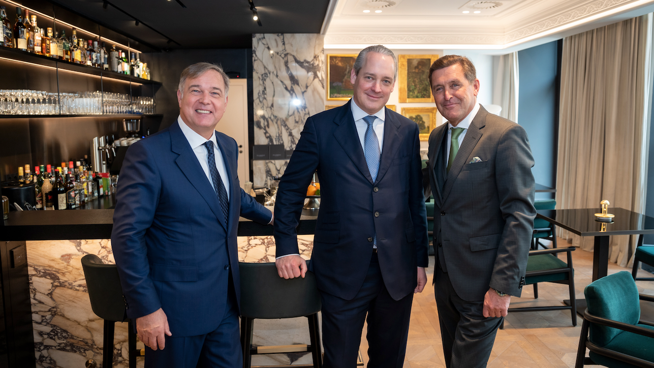 Im "Glasswing Bistro &amp; Bar": Walter Ruck, Präsident der Wirtschaftskammer, Eigentümer und CEO der Breiteneder Immobilien Parking AG, Johann Breiteneder, Wirtschaftsstadtrat Peter Hanke (SP, v.l.).