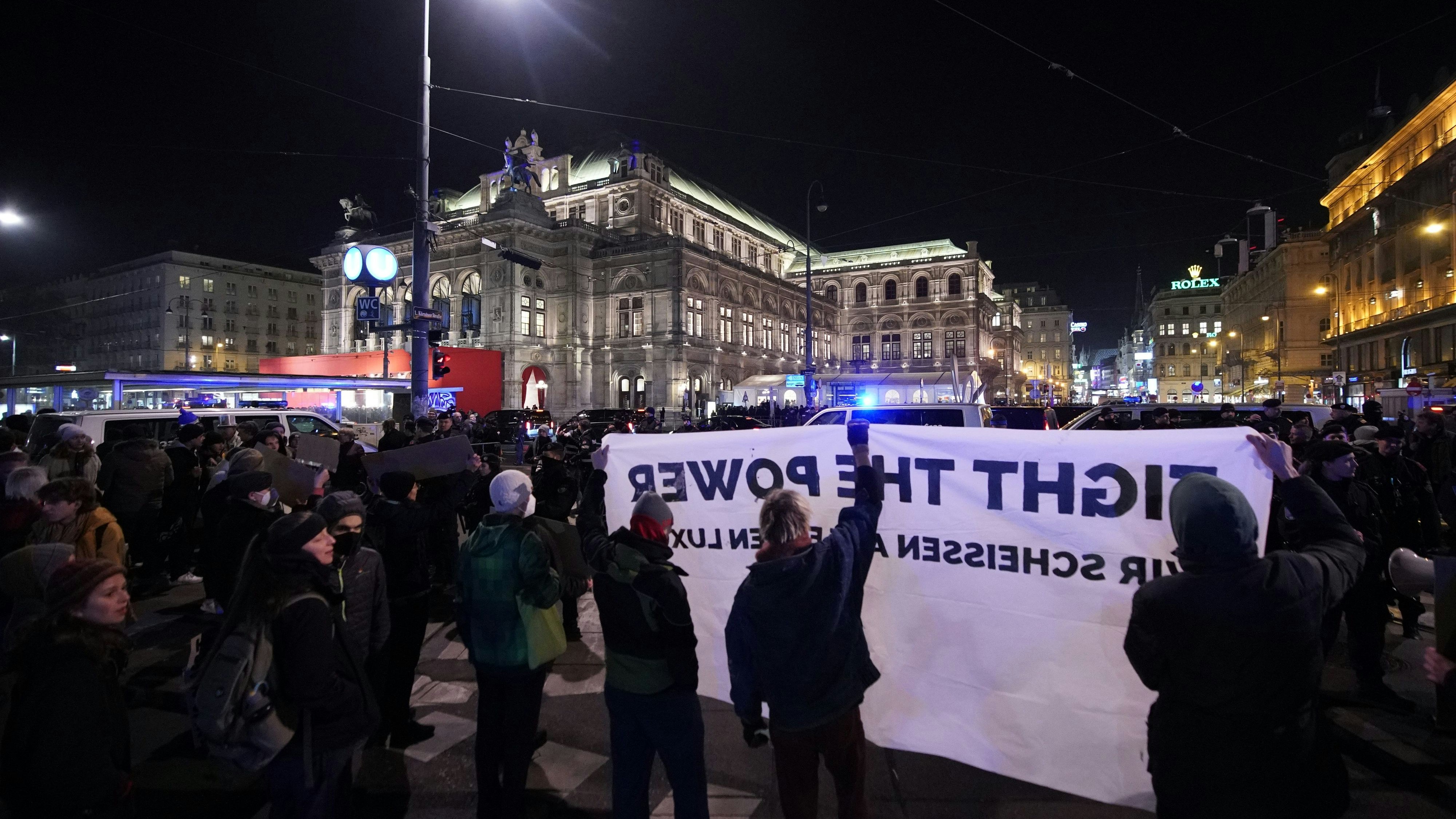 Heute.at - Luxus für alle– Protestaktion gegen Opernball geplant