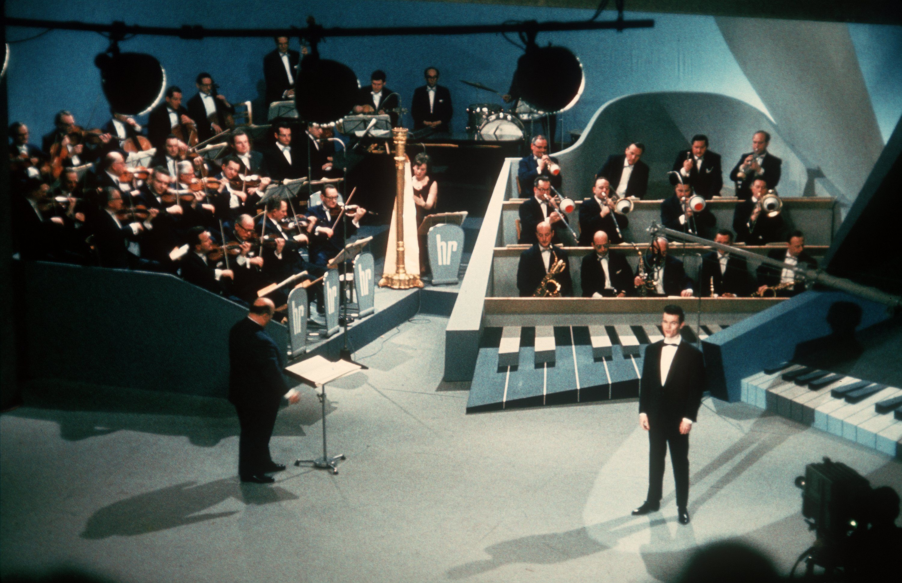 Auftritt des Tanz- und Unterhaltungsorchesters Willy Berking (Hessischer Rundfunk) mit dem Sänger Detlef Engel (rechts). (undatierte Aufnahme)