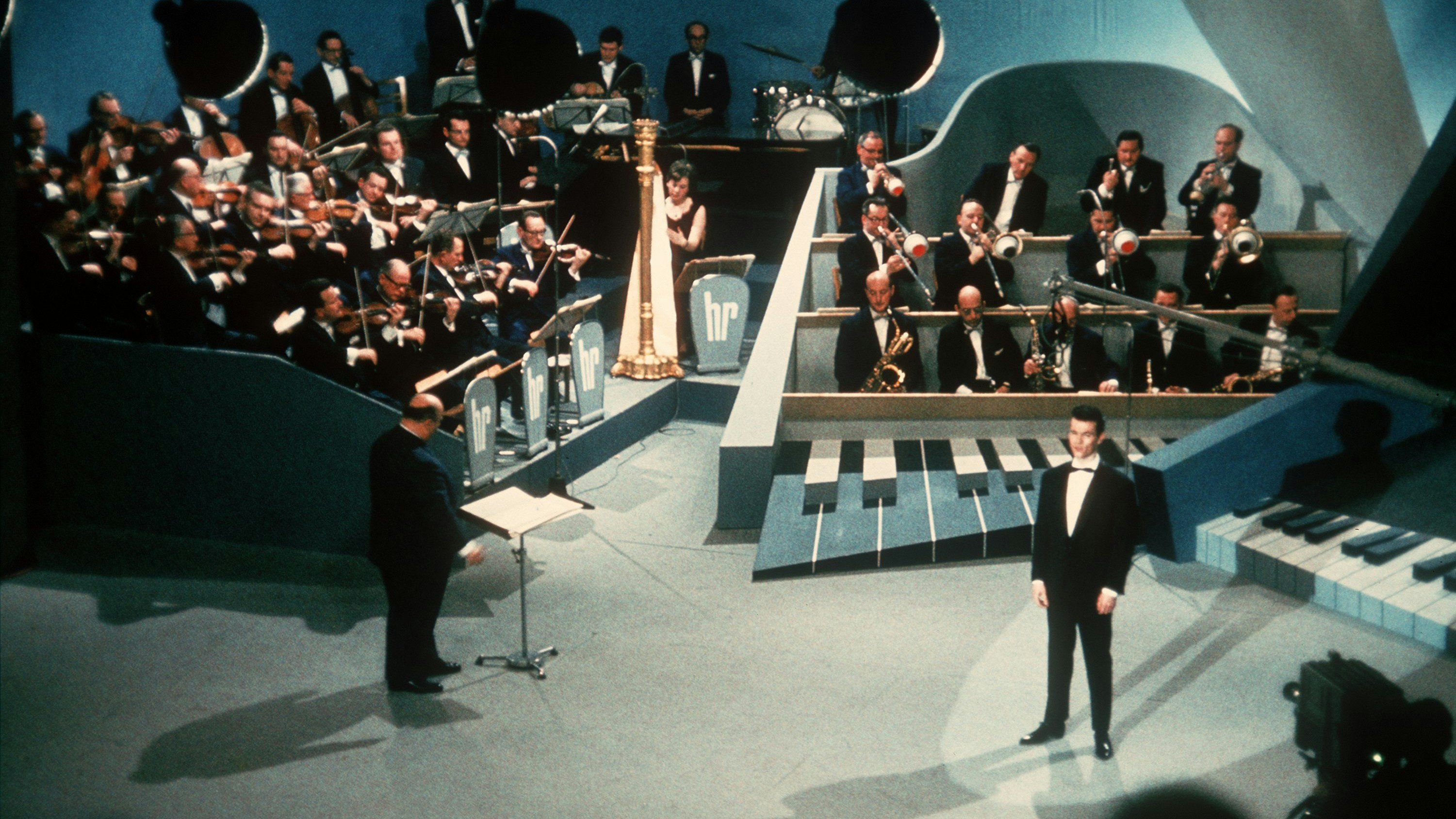 Download von www.picturedesk.com am 16.02.2023 (14:43).  Auftritt des Tanz- und Unterhaltungsorchesters Willy Berking (Hessischer Rundfunk) mit dem Sänger Detlef Engel (r). (undatierte Aufnahme) - 19991130_PD3156 - Rechteinfo: Rights Managed (RM)