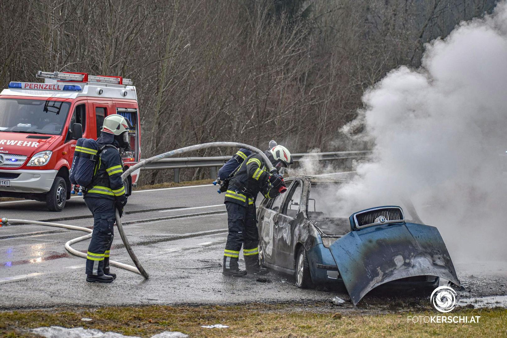 Eine Autofahrerin bemerkte während der Fahrt Feuer, das Auto brannte schließlich komplett aus.