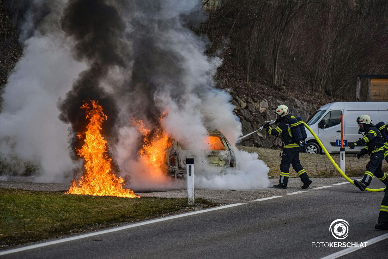 Eine Autofahrerin bemerkte während der Fahrt Feuer, das Auto brannte schließlich komplett aus.