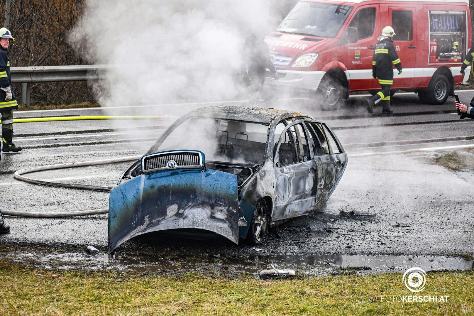 Eine Autofahrerin bemerkte während der Fahrt Feuer, das Auto brannte schließlich komplett aus.