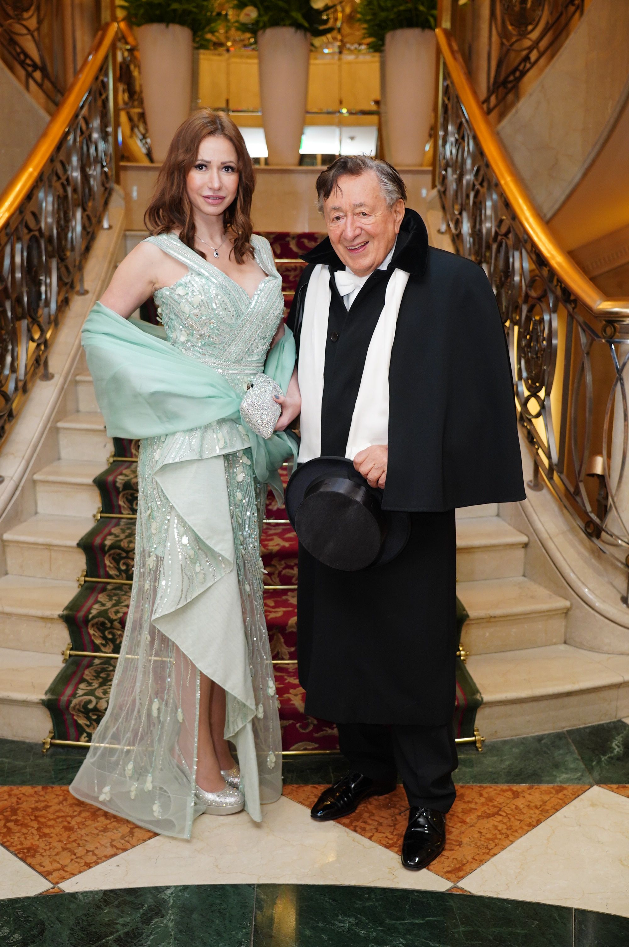 Lugners "Täubchen" bekam von ihm sogar ihr Opernball-Kleid um 6.900 Euro spendiert.