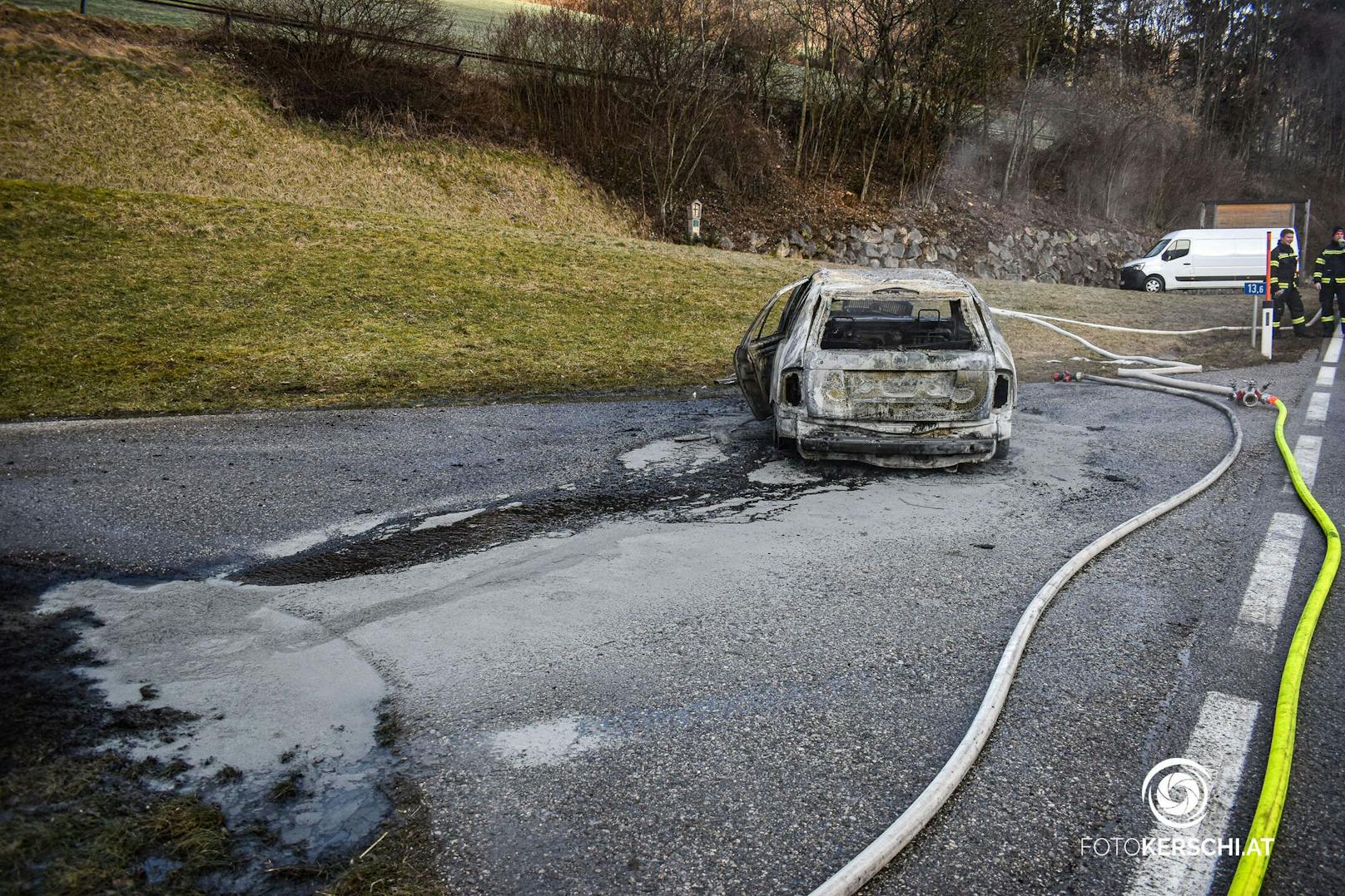 Eine Autofahrerin bemerkte während der Fahrt Feuer, das Auto brannte schließlich komplett aus.