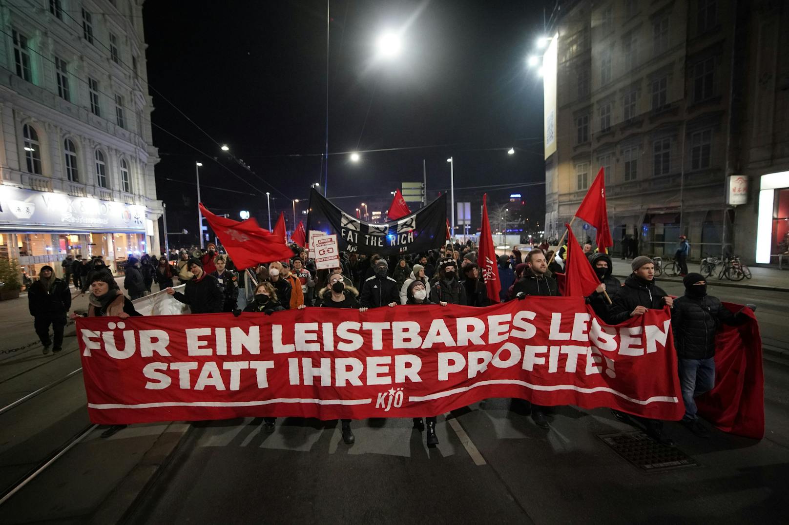 Hunderte Leute demonstrieren vor der Wiener Staatsoper