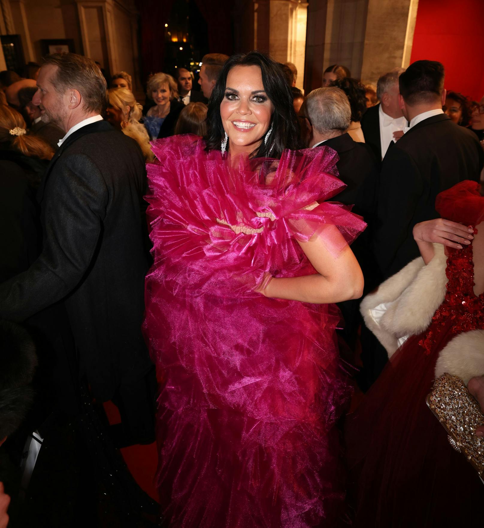 ORF-Lady Martina Reuter schneiderte sich die Robe für ihren ersten Opernball-Besuch selbst. Womöglich ein Fehler. Nicht das Pink, aber die eine oder andere Volant-Schicht weniger hätte es vielleicht auch getan.