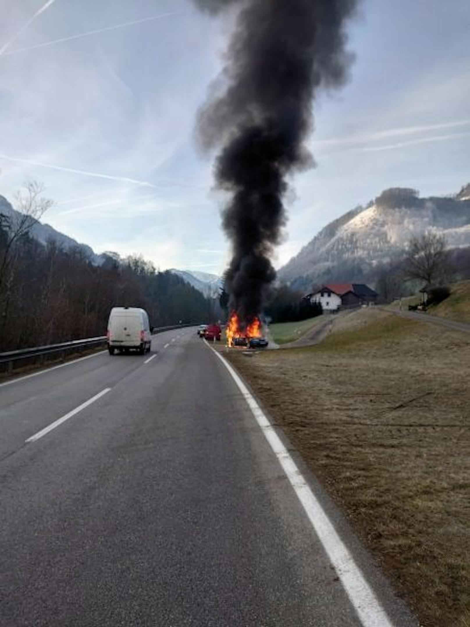 Als die Feuerwehr zum Einsatzort kam stand der Wagen bereits in Vollbrand.