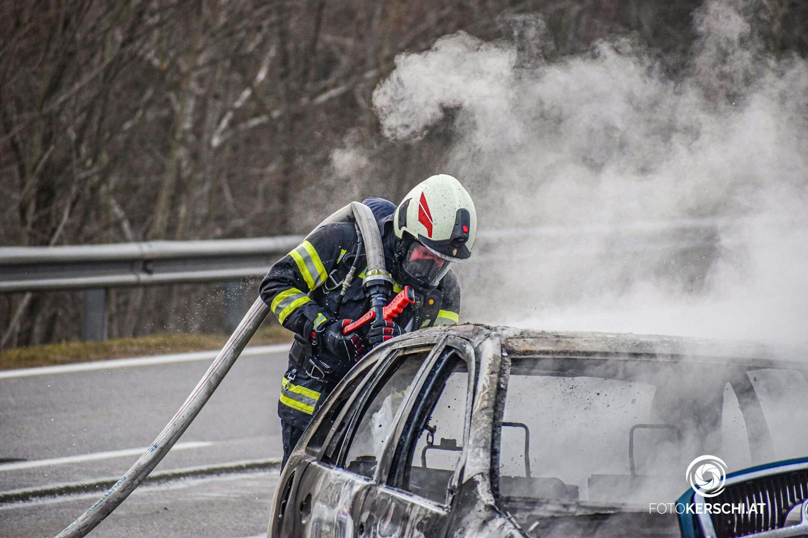 Eine Autofahrerin bemerkte während der Fahrt Feuer, das Auto brannte schließlich komplett aus.