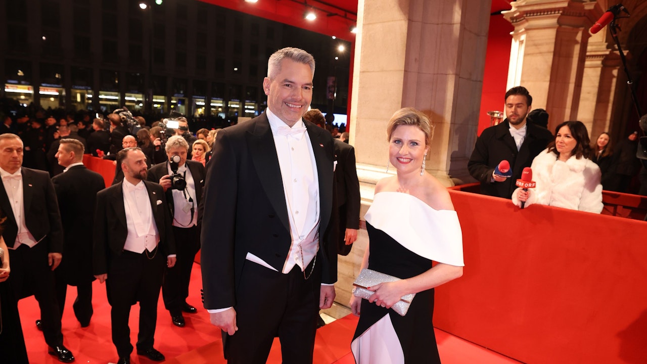 Heute.at - Kanzler Nehammer mit anderer Frau am Opernball
