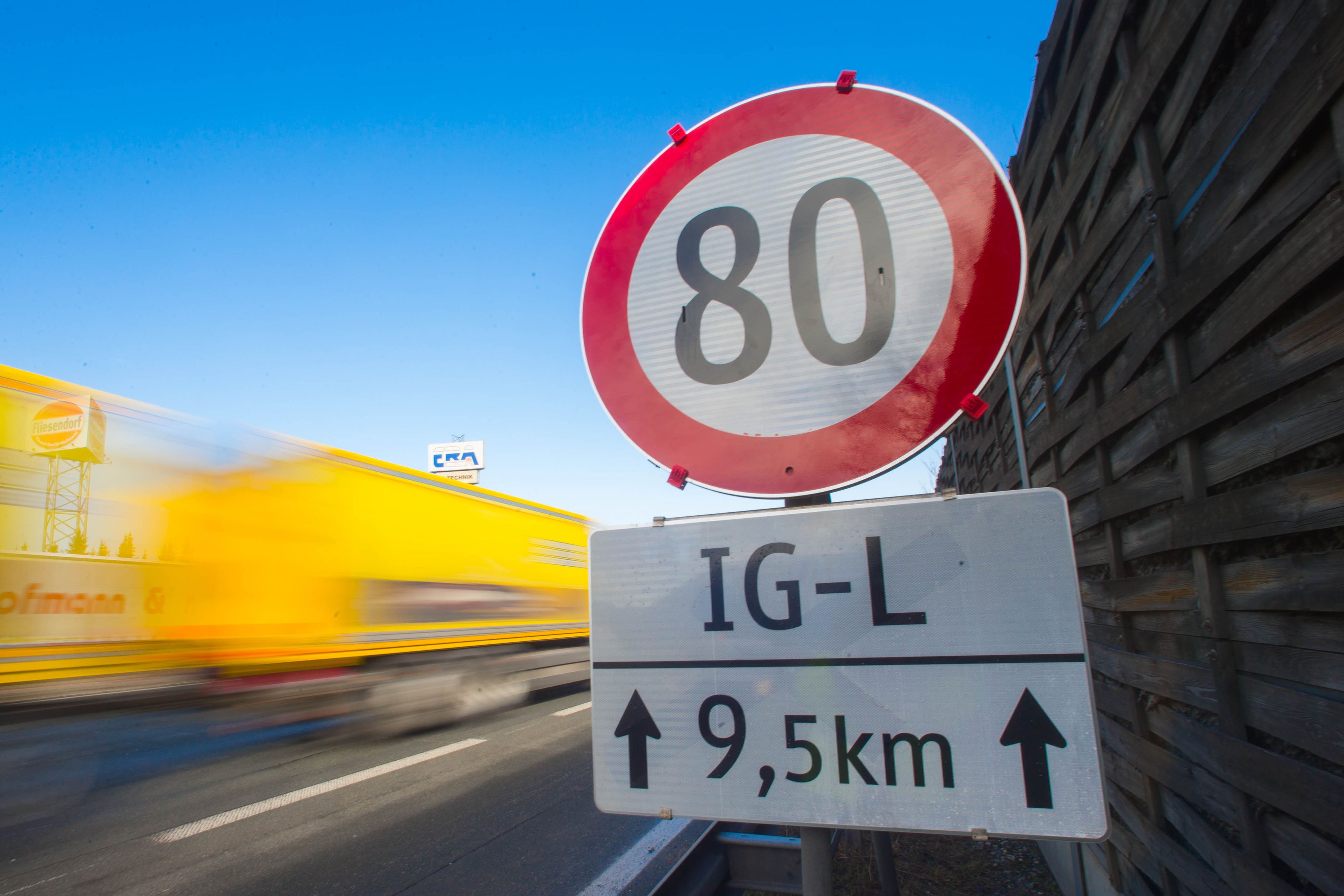 In einer 80er-Zone auf der A2 wurde ein Raser geblitzt (Symbolbild).