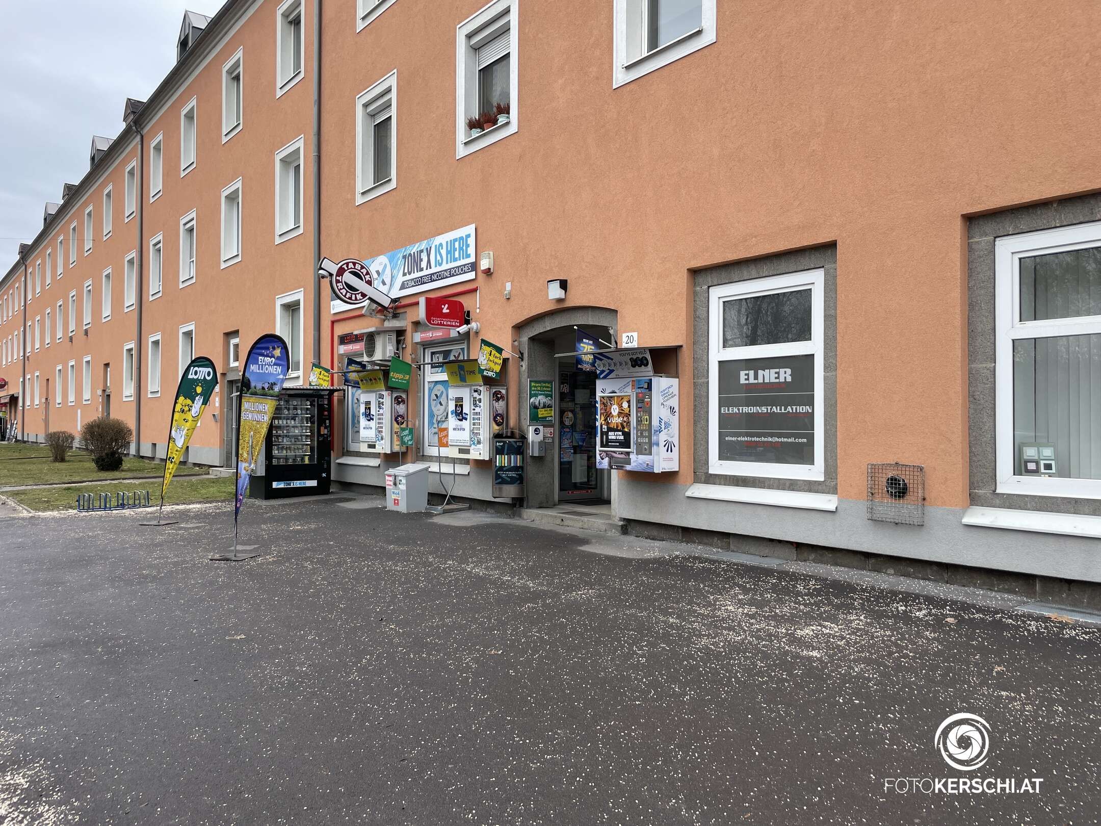 Der Täter soll die Trafik-Angestellte mit einer silbernen Pistole bedroht und Geld von ihr gefordert haben.