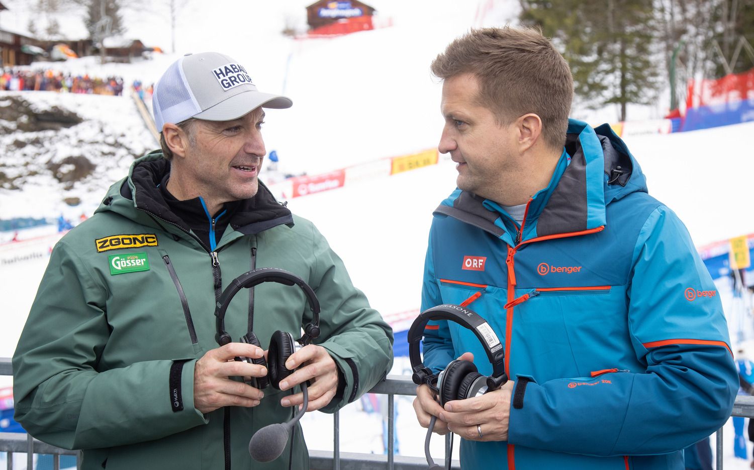 Das Gepäck von Hans Knauß ist nicht in Frankreich angekommen, er borgte sich Kleidungsstücke von Oliver Polzer aus. 