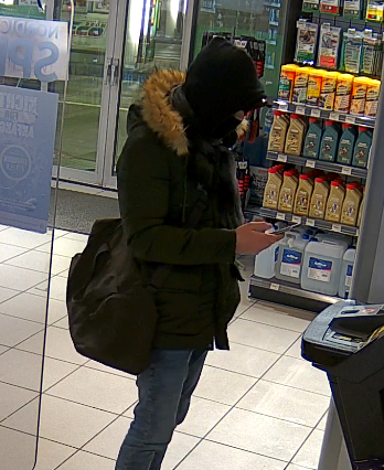 Der Täter bedrohte die Mitarbeiterin der Tankstelle mit einer Faustfeuerwaffe.