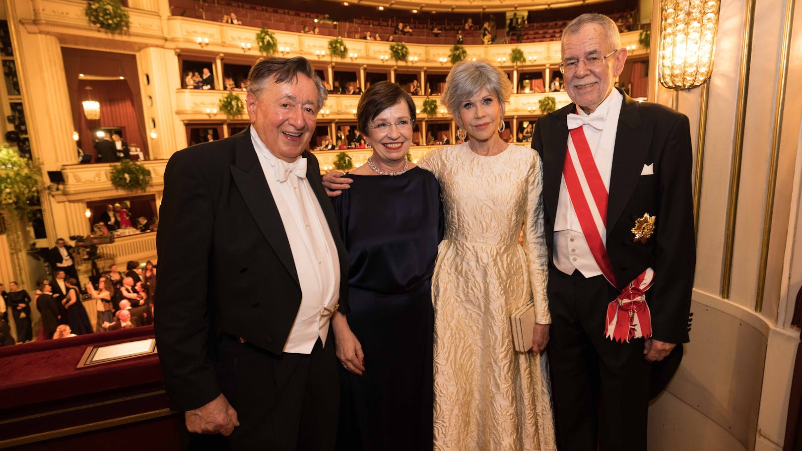 "Grünes Herz" – Jane Fonda busselt VdB auf Opernball