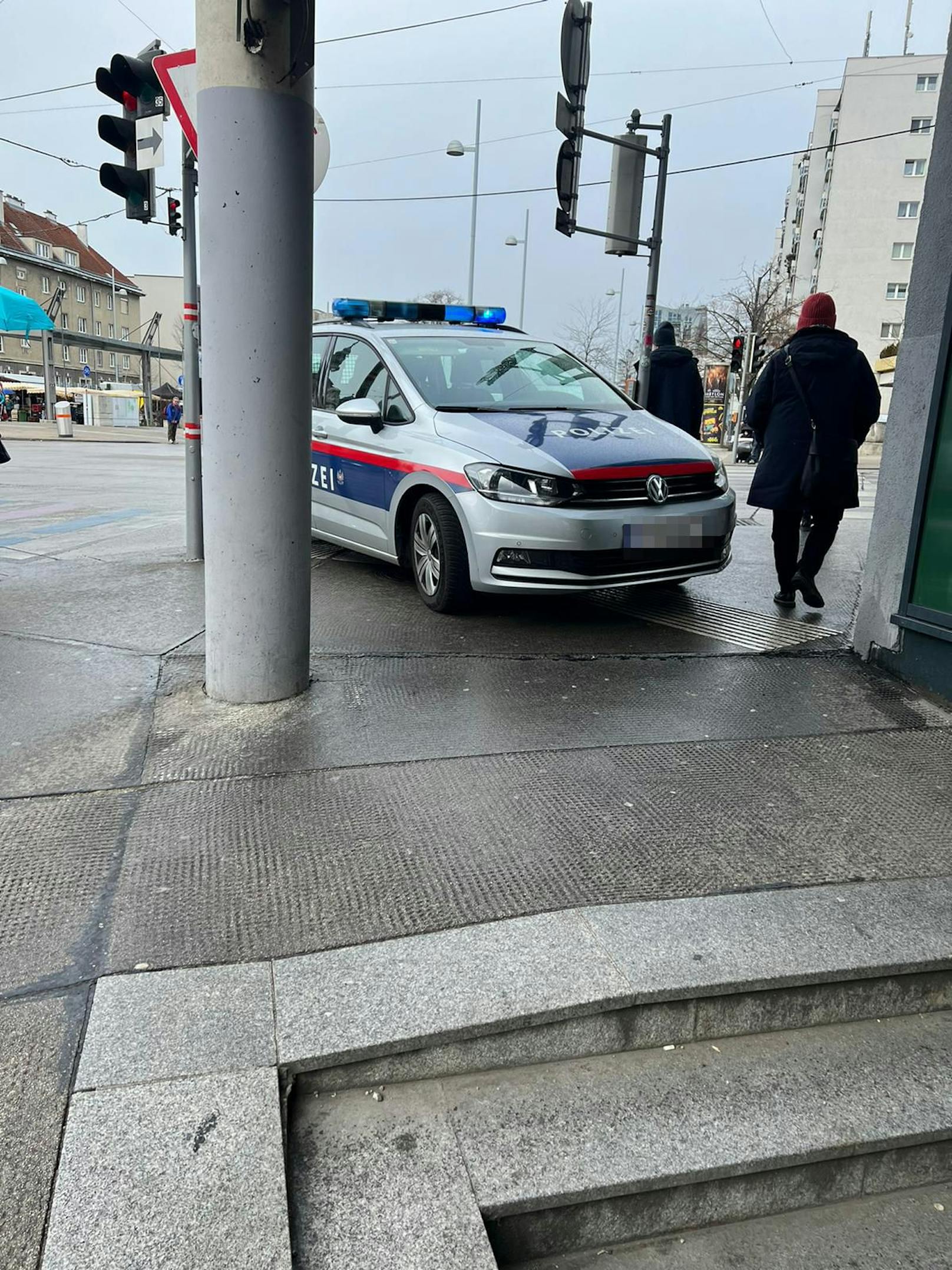 Auch die Polizei eilte an den Liesinger Platz und sicherte die Gefahrenstelle ab.