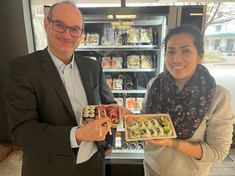 Geschäftsführer der Tabakfabrik Markus Eidenberger und Kannika Klampho vor dem ersten Sushimat in Oberösterreich.