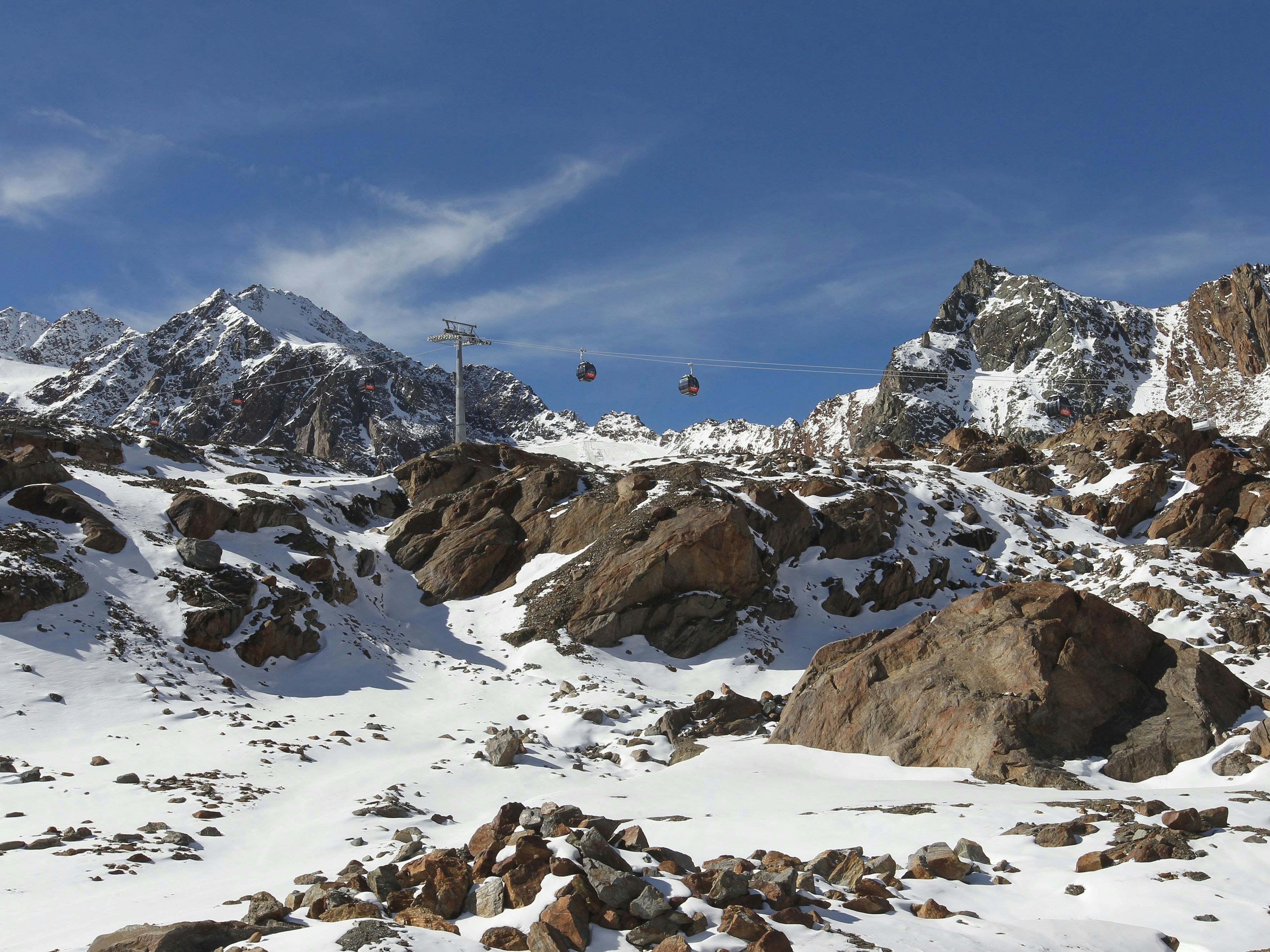 Download von www.picturedesk.com am 17.02.2023 (15:37).  Skigebiet Pitztaler Gletscher, Gondel auf den hinteren Brunnenkogel, links vorderer Brunnenkogel, rechts Mittelbergferner, Ötztaler Alpen, Tirol, Österreich, Europa - 20221005_PD17725 - Rechteinfo: Royalty Free (RF)