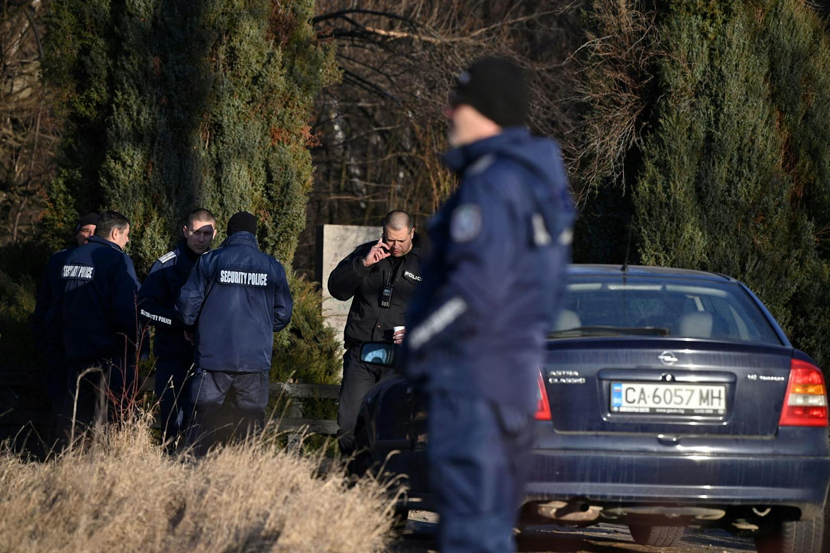 Knapp außerhalb der bulgarischen Hauptstadt Sofia fanden Polizisten 18 tote Migranten in einem LKW.