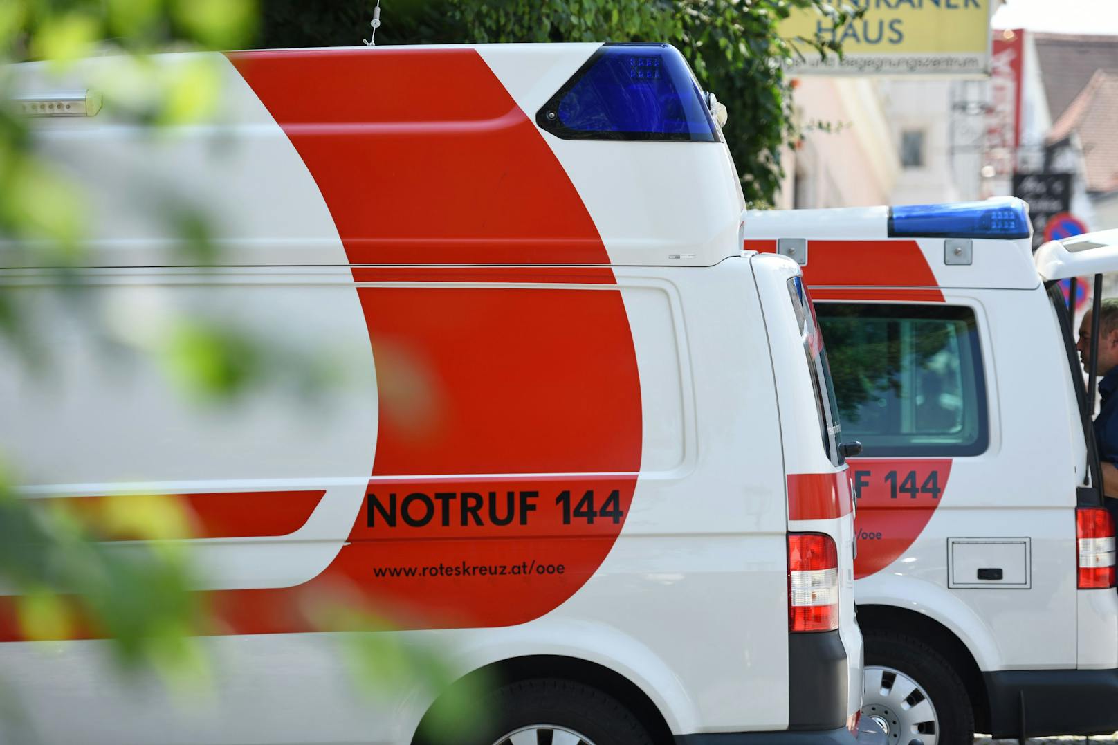 E-Auto raste in OÖ in Gastgarten – mehrere Verletzte