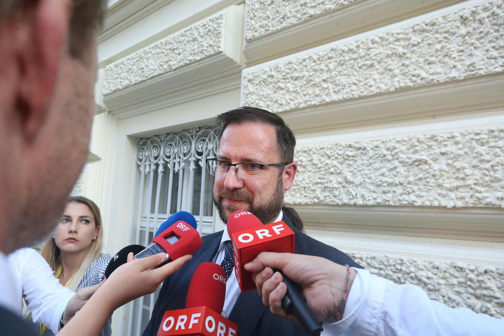 Umringt von ORF-Mikrofonen: FPÖ-Generalsekretär Christian Hafenecker verlangt ein Sparprogramm im Sender.