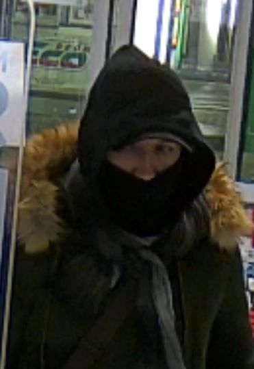 Die Polizei bittet um Hinweise auf diesen Mann, der am Mittwoch gegen 22.15 Uhr mit einer Faustfeuerwaffe eine Tankstelle im Bezirk Braunau überfallen haben soll.