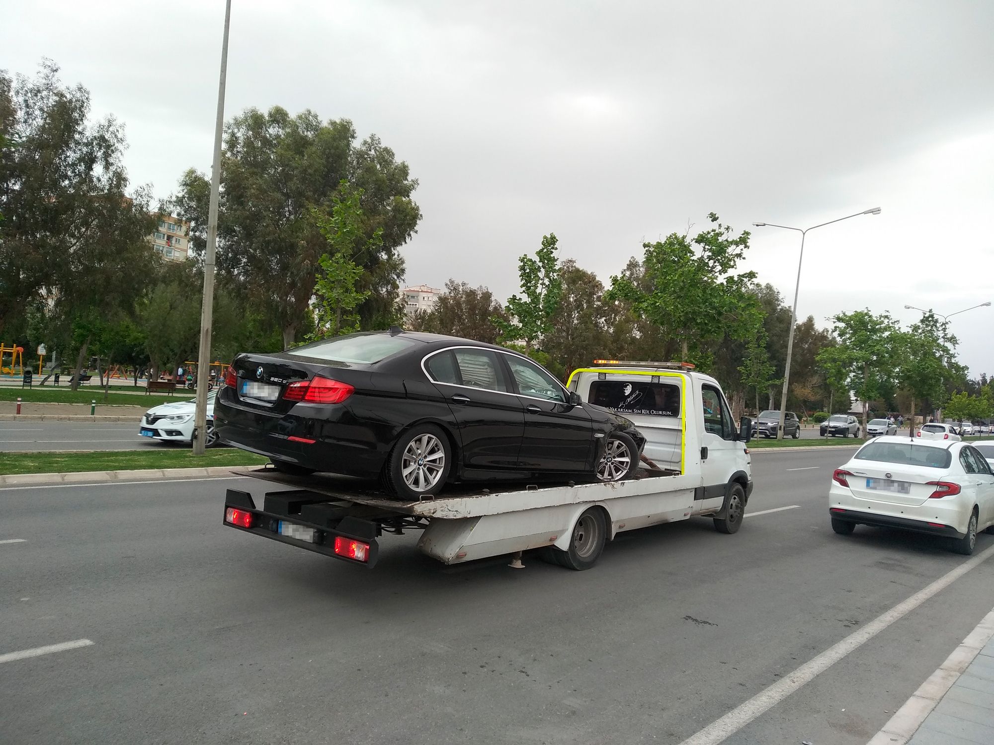 Ein BMW auf einem Abschleppwagen. Symbolbild