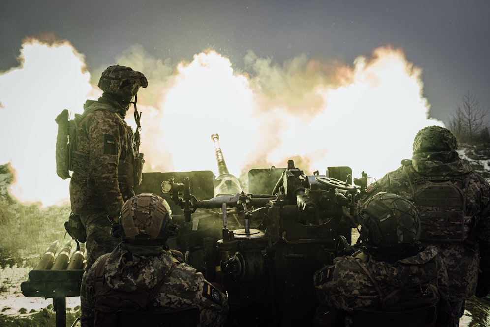 Um Bachmut wird weiter heftig gekämpft. Im Bild: Ukrainer nehmen eine russische Stellung unter Beschuss, 4. Februar 2023.