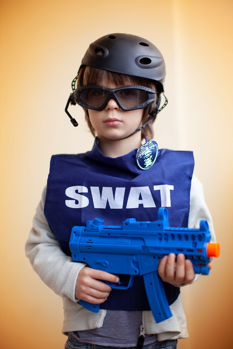 Kleiner Bub verkleidet als Spezialeinheit SWAT (Special Weapons And Tactics), vergleich mit der deutschen SEK oder der österreichischen Cobra und WEGA.