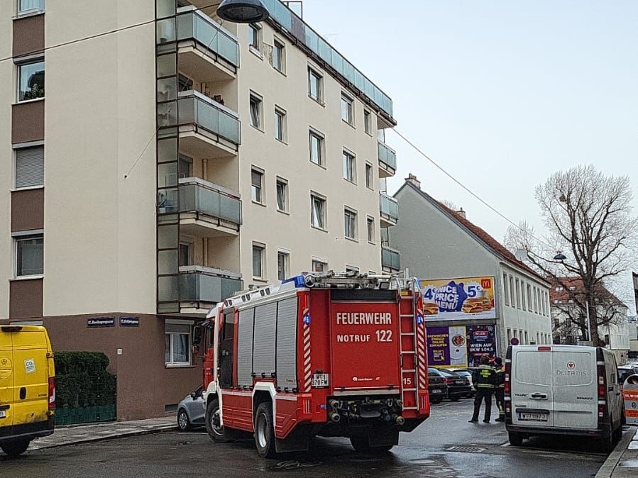 Der Sturm hat in Wien auch erste Schäden verursacht. In der Haslingergasse (17.) wurde ein Fassadenstück fortgerissen, knallte auf die Straße.