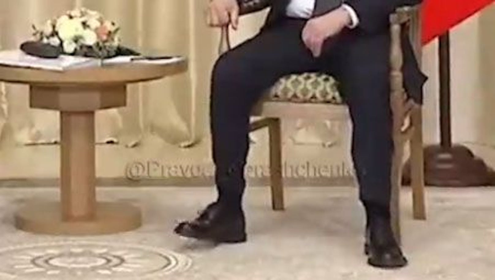 Das Zittern von Wladimir Putins Füßen ist im Video klar zu sehen.