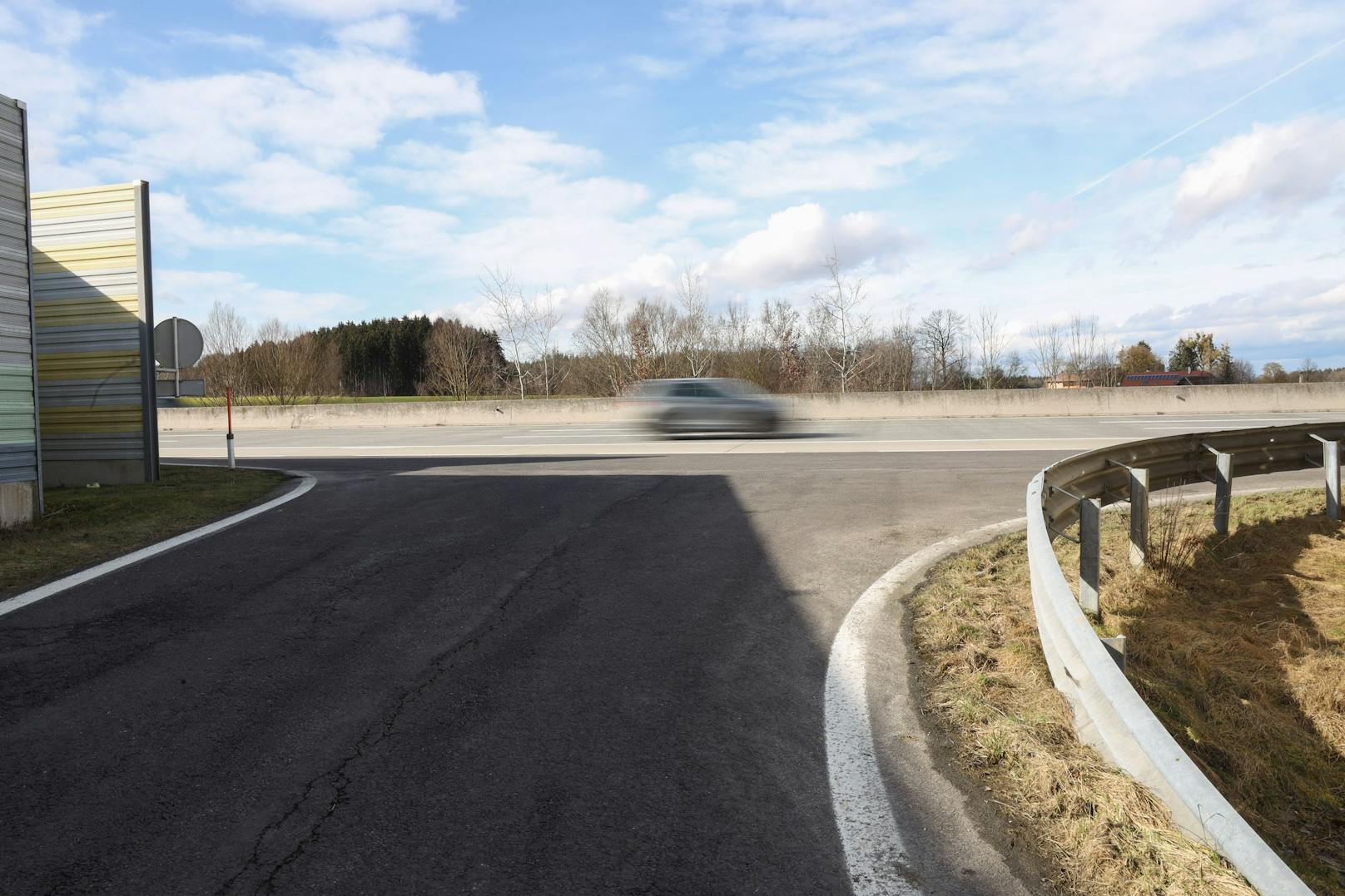 Die Polizei hat Freitagabend auf der A1 Westautobahn ein illegales Autorennen mit Geschwindigkeiten um 250 km/h gestoppt.