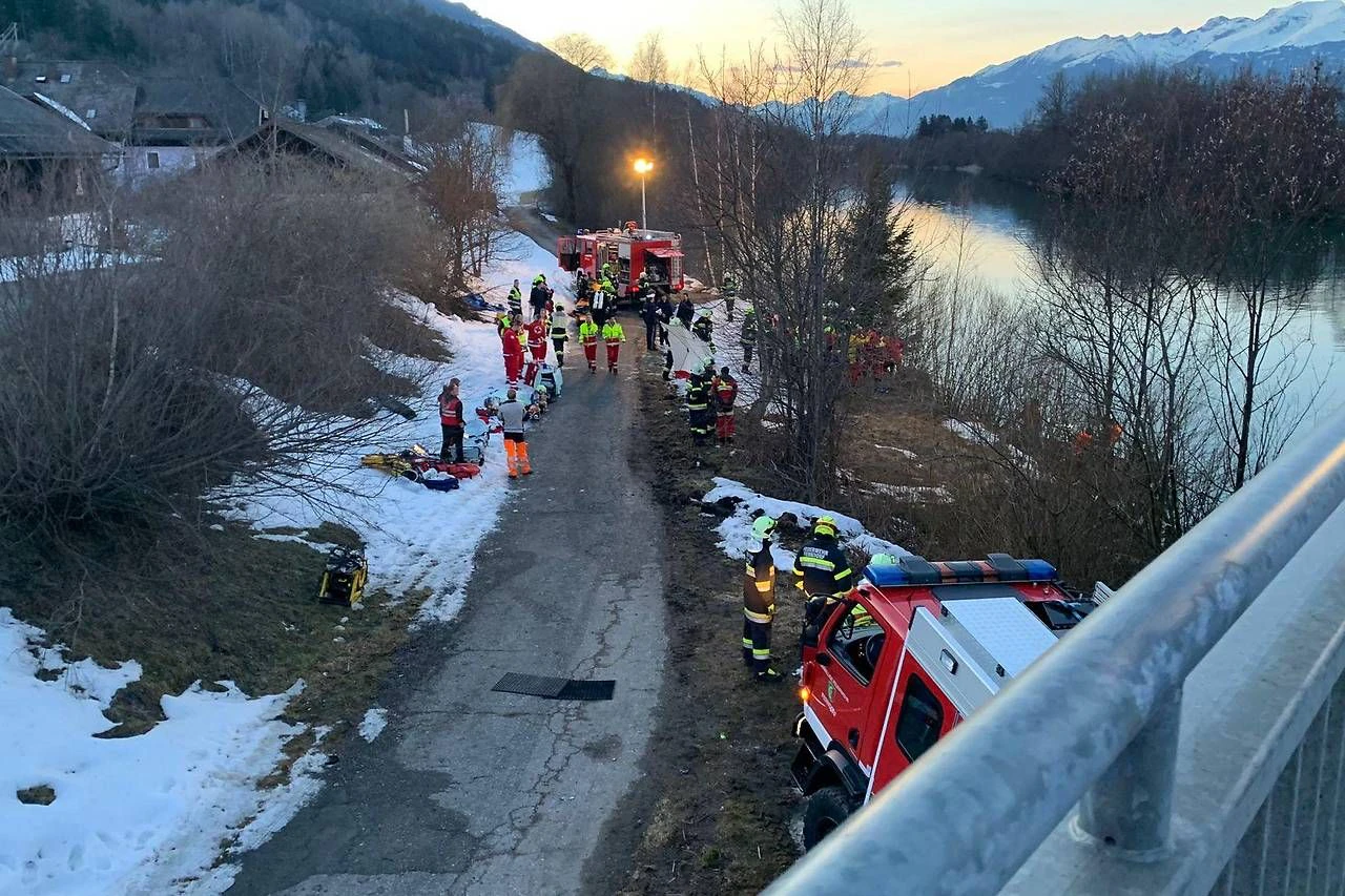 Wasserrettung und Helfer am Einsatzort – der Lenker konnte nur noch tot geborgen werden.