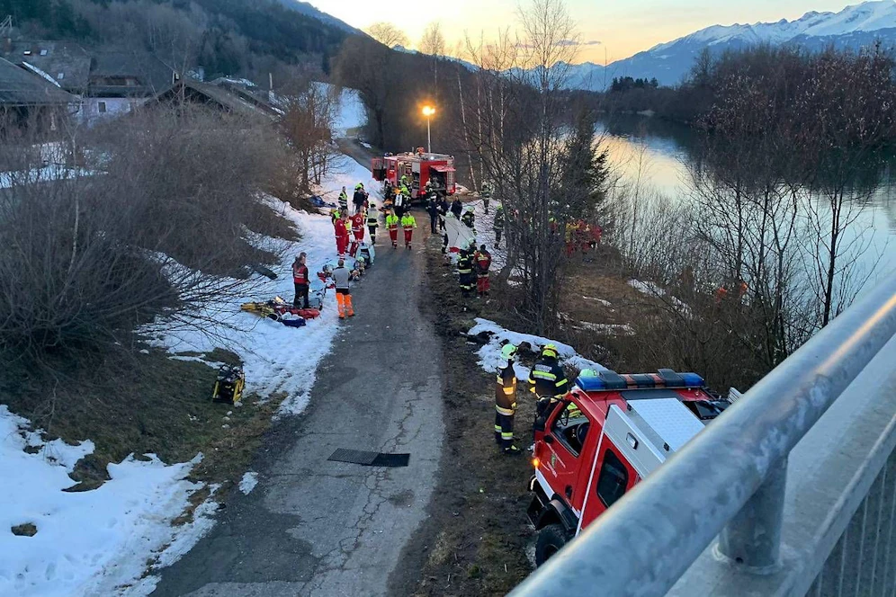 Wasserrettung und Helfer am Einsatzort – der Lenker konnte nur noch tot geborgen werden.