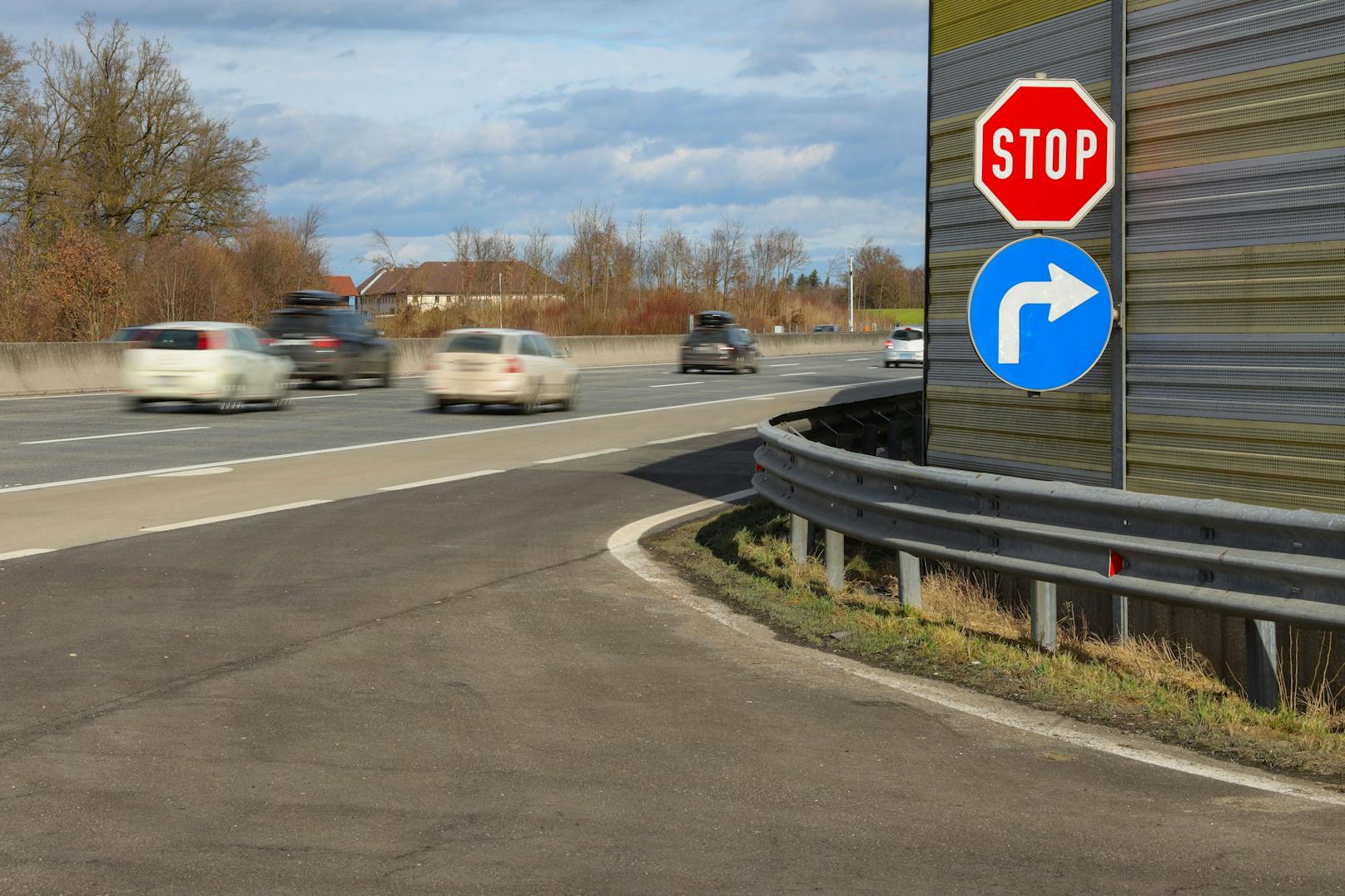 Die Polizei hat Freitagabend auf der A1 Westautobahn ein illegales Autorennen mit Geschwindigkeiten um 250 km/h gestoppt.