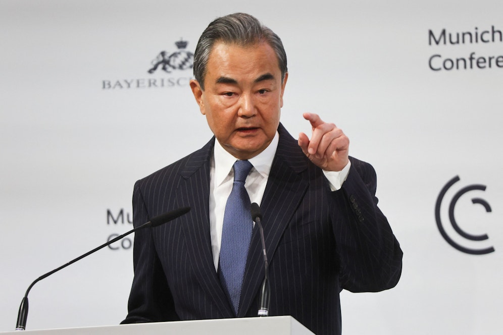 Während seiner Rede an der Münchner Sicherheitskonferenz kündigte der chinesische Außenminister Wang Yi eine Friedensinitiative für die Ukraine an.
