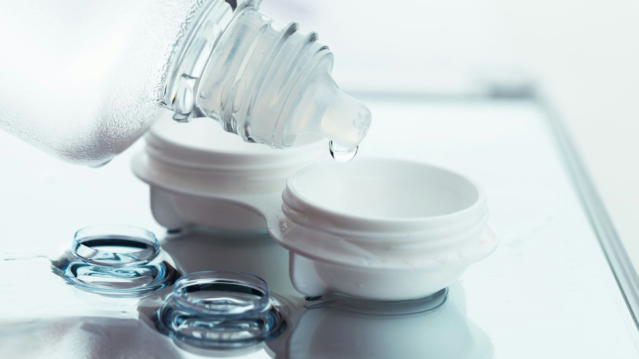 Kontaktlinsen gehören regelmäßig gut gereinigt.