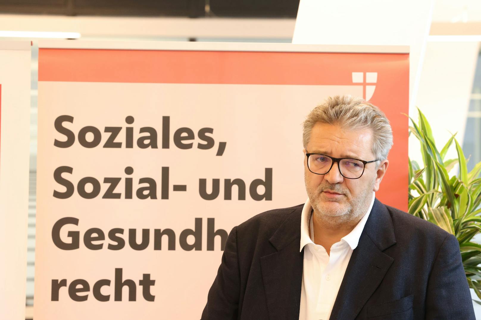 Im Zuge des angekündigten Streiks in der Klinik Ottakring kritisiert Gesundheitsstadtrat Peter Hacker (SPÖ) die Nebenbeschäftigung von Ärzten.&nbsp;