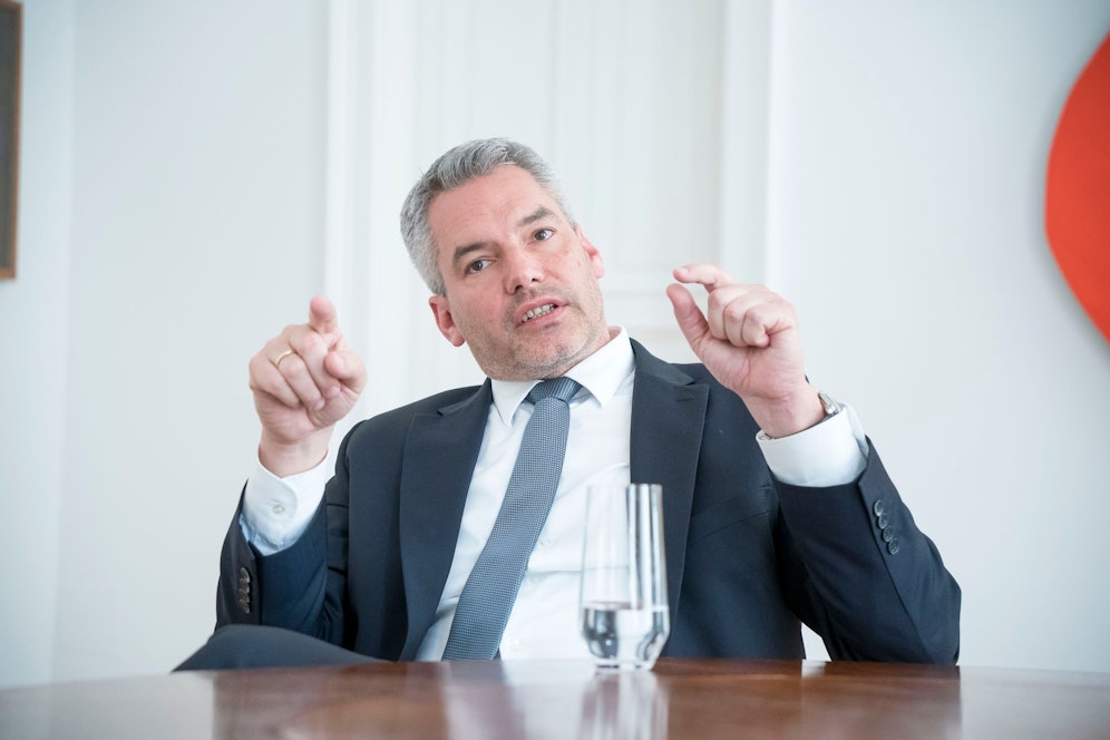 Bundeskanzler Karl Nehammer ist in Umfragen unter Druck, nun kündigt er eine Rede zur Zukunft der Nation an.