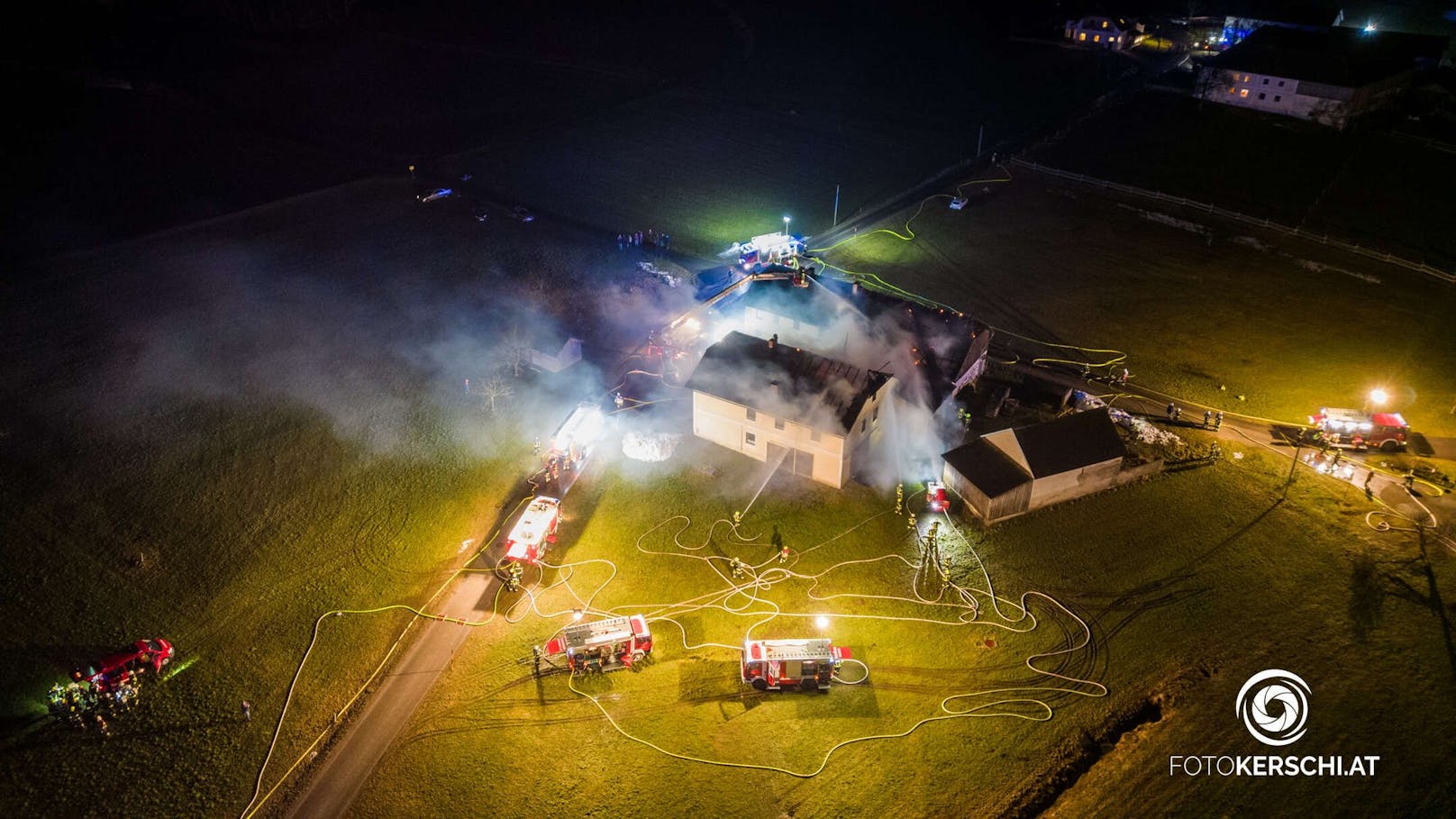 Zehn Feuerwehren standen in der Nacht auf Sonntag bei einem Bauernhofbrand in Hirschbach im Mühlkreis im Einsatz.