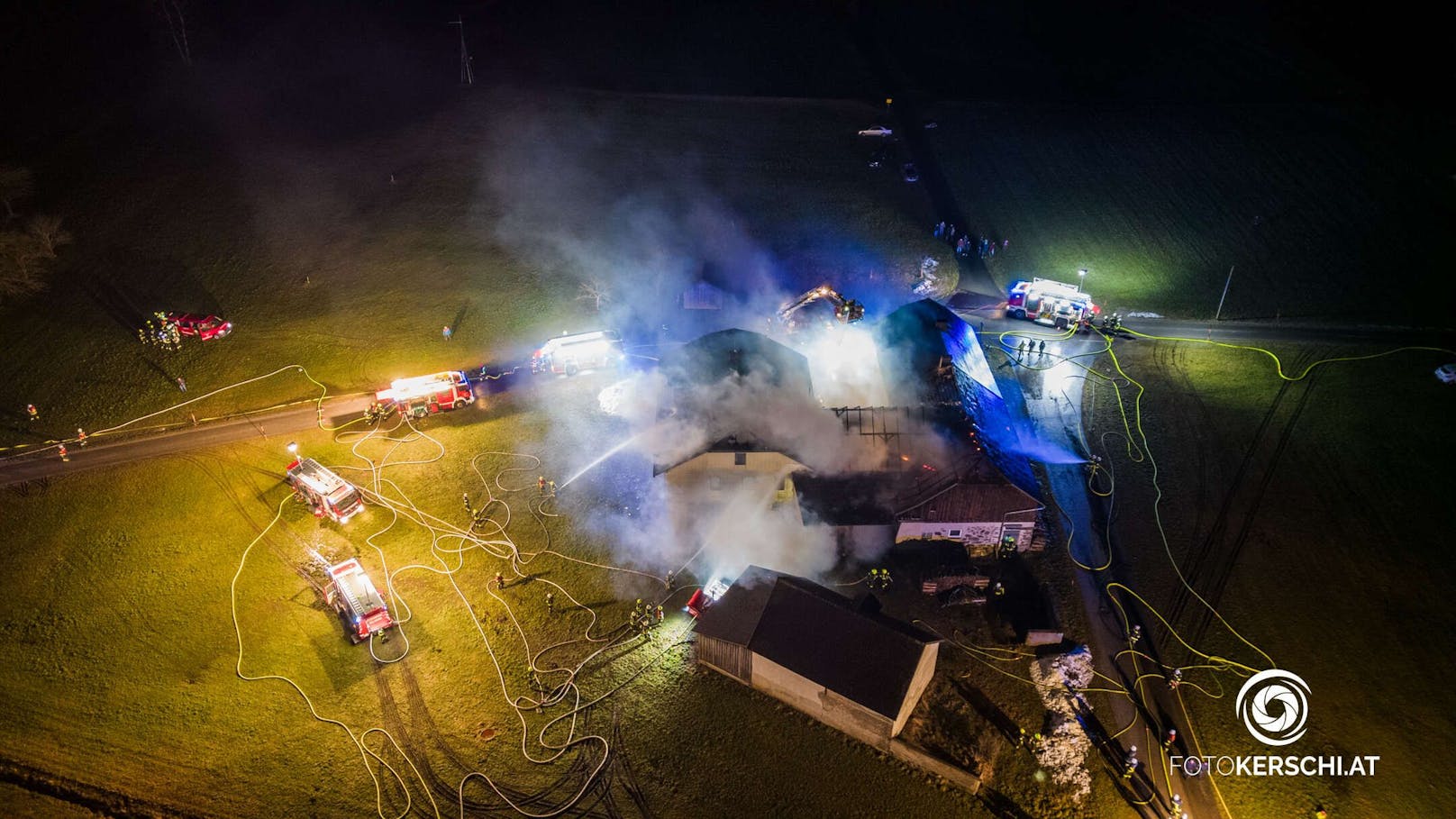 Zehn Feuerwehren standen in der Nacht auf Sonntag bei einem Bauernhofbrand in Hirschbach im Mühlkreis im Einsatz.