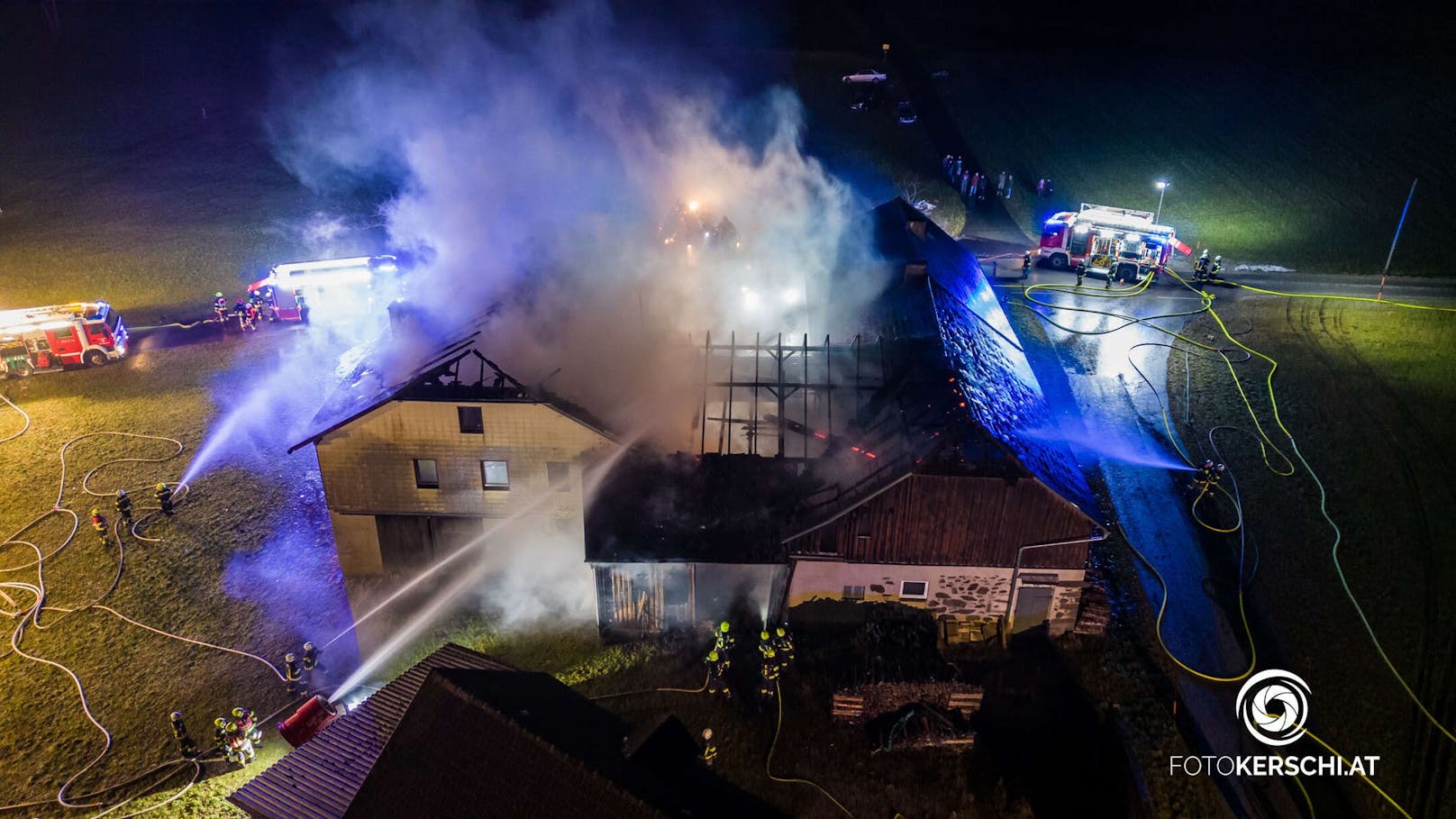 Zehn Feuerwehren standen in der Nacht auf Sonntag bei einem Bauernhofbrand in Hirschbach im Mühlkreis im Einsatz.