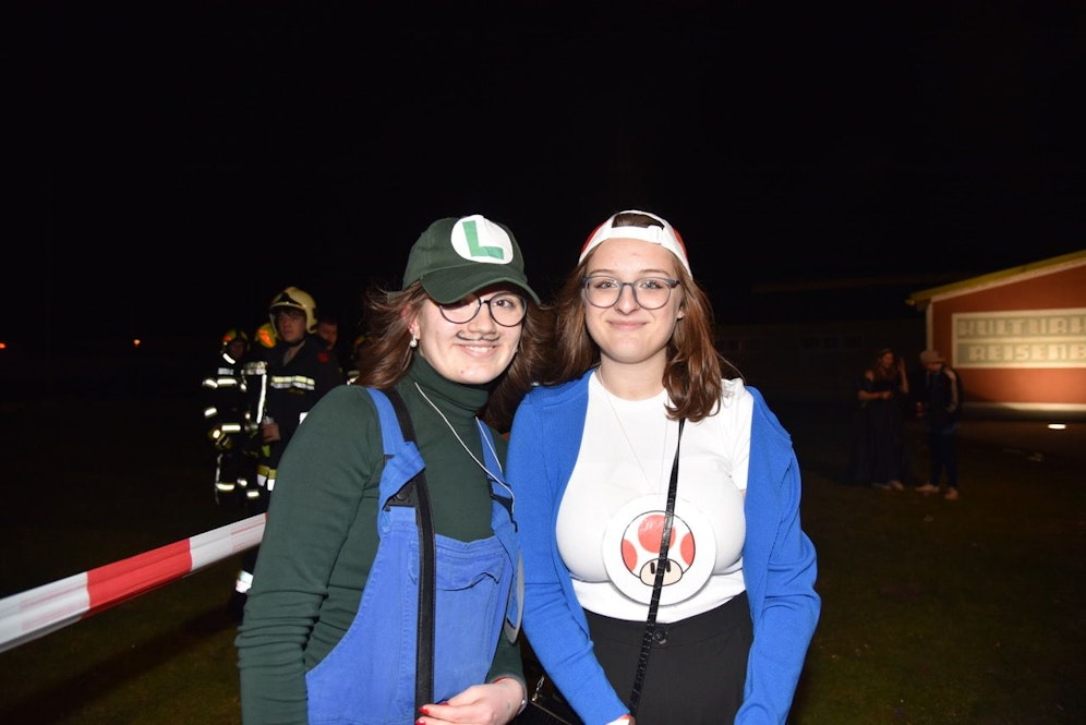 Zeuge bei Unfall bei Faschingsumzug: Laura Tötzer und Anna Schreier