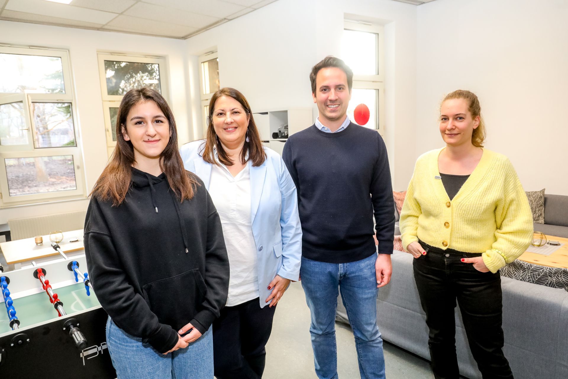 Mädchen*zone Besucherin Eda, Frauenstadträtin Kathrin Gaál, Jugendstadtrat Christoph Wiederkehr und Magdalena Mangl, pädagogische Bereichsleiterin beim Verein Wiener Jugendzentren.